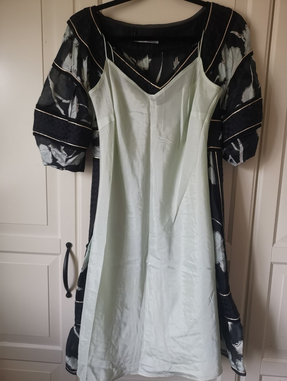 100% Silk Floral V‑Neck Short Sleeve Dress - Pale Mint Flower Print - Picture 9 of 9